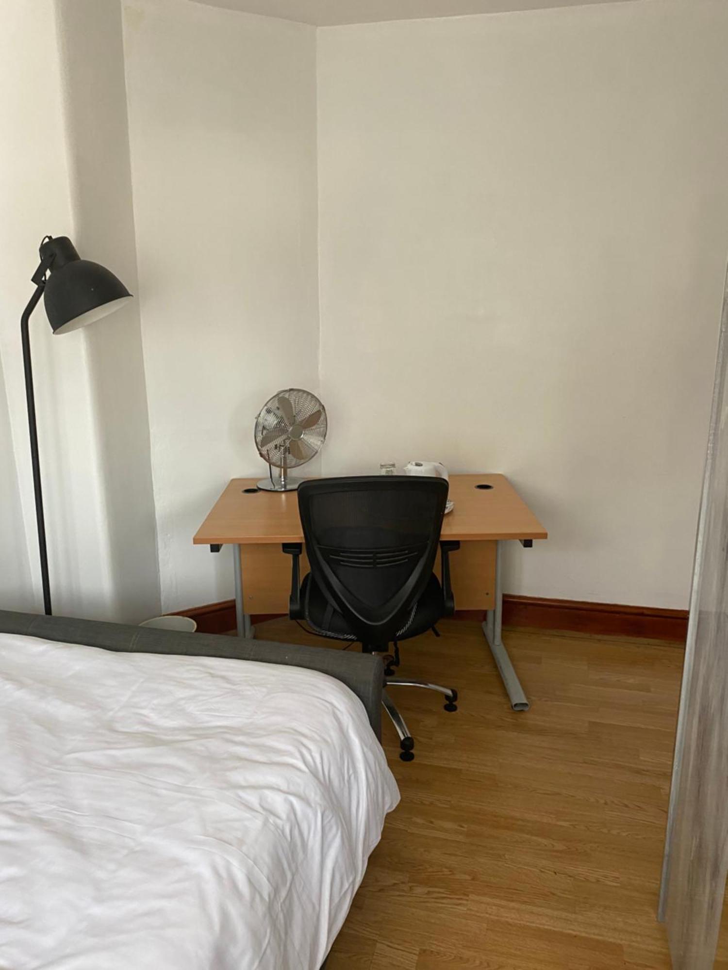 Gazde/Camere de închiriat 35 Holborn Road E13 8ph